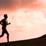 تفسير حلم شخص يلاحقني ويحبني لابن سيرين