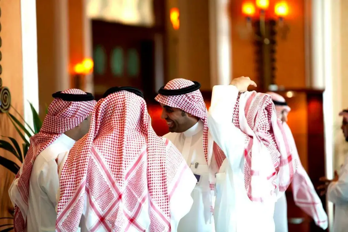 عائلة المرشد وش يرجعون ومن وين اصلهم