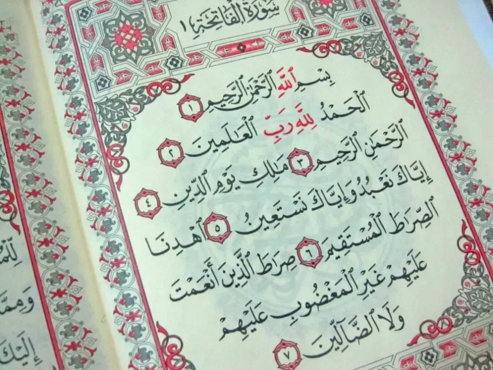 تفسير حلم قراءة سورة الفاتحة على شخص للعزباء والحامل والمتزوجة