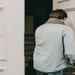 تفسير حلم رؤية شخص يدخل بيتك في المنام