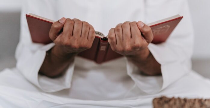 سورة ذكر فيها اسم صحابي وما اسمه