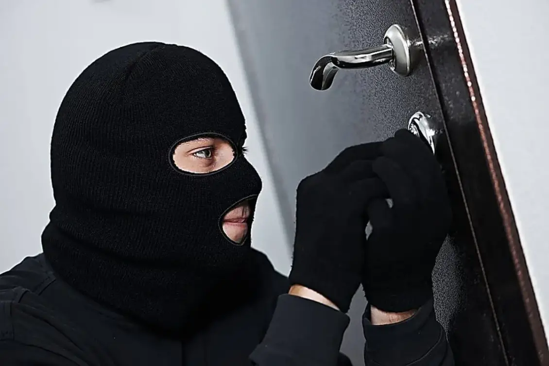 تفسير حلم رؤية شخص يدخل بيتك في المنام