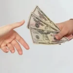تفسير حلم أحد يعطيني فلوس في المنام