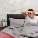 ما فوائد التعرق أثناء النوم
