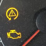 علامة تعجب صفراء في السيارة وش يعني