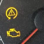 علامة تعجب صفراء في السيارة وش يعني