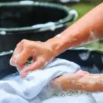 تفسير حلم غسل الملابس باليد في المنام