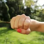 الضرب في المنام من شخص معروف