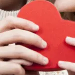 علامات حب المرأة للرجل في صمت