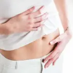 هل ألم السرة قبل الدورة بأسبوع من علامات الحمل