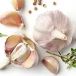 علاج الناسور العصعصي بالثوم