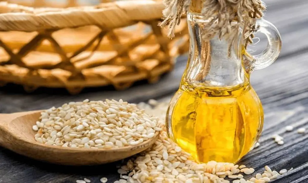 تجربتي مع شرب زيت السمسم وأبرز فوائده قبل النوم