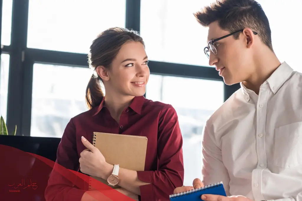علامات إعجاب الرجل بالمرأة في العمل وأهم 5 تلميحات