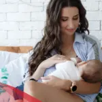 متى ارضع طفلي بعد الدواء، كم يبقى الدواء في حليب الأم