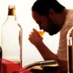تفسير حلم شرب الخمر في المنام لابن سيرين وأبرز دلالاته للعزباء والحامل والمتزوجة