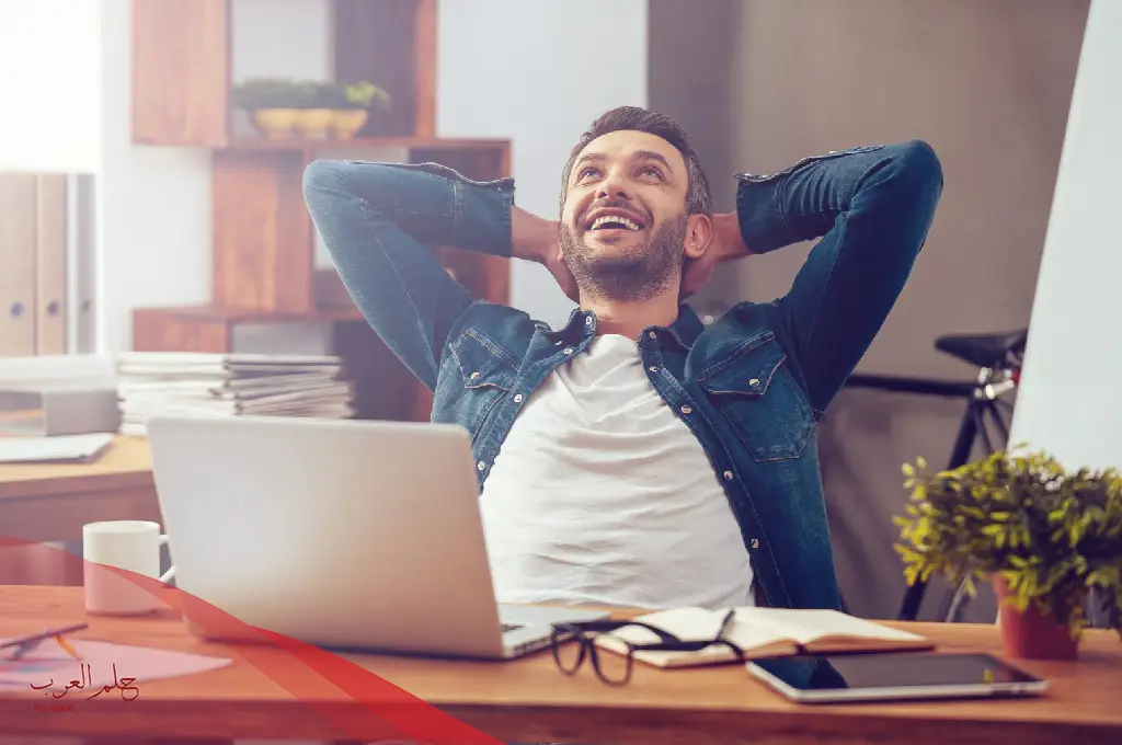 علامات إعجاب الرجل بالمرأة في العمل وأهم 5 تلميحات