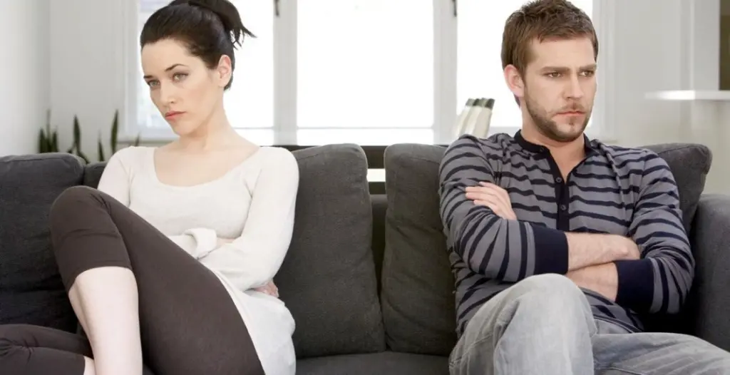 كيف تعرفين أنه يريد إنهاء العلاقة بك .. 3 علامات تدل علي انسحاب الرجل من الحب