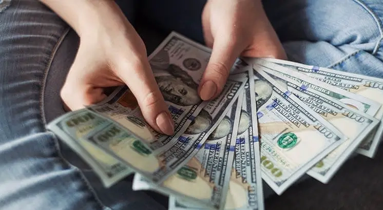 ما معنى شخص يعطيني المال في المنام وهل يدل علي الرزق