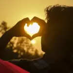 علامات غيرة الرجل العاشق من نظراته وكيف يخفي الرجل غيرته؟