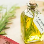 تجربتي مع زيت اكليل الجبل للشعر.. مدة وطريقة الاستخدام