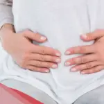 هل من علامات الحمل نزول دم في موعد الدورة؟