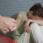 وصف شعور الزوج عند بكاء زوجته