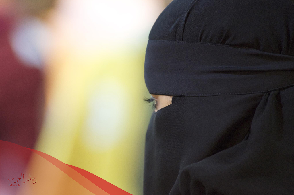 هل يجوز لبس النقاب في العمره بسبب ضعف النظر