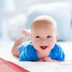متى ينقلب الرضيع على بطنه وأسباب تأخر تقلب الطفل