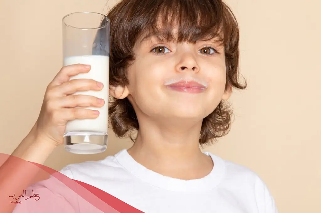 متى يشرب الطفل الحليب العادي وافضل حليب حسب العمر بالأشهر