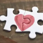 كيف تكون تصرفات الرجل العاشق بصمت؟