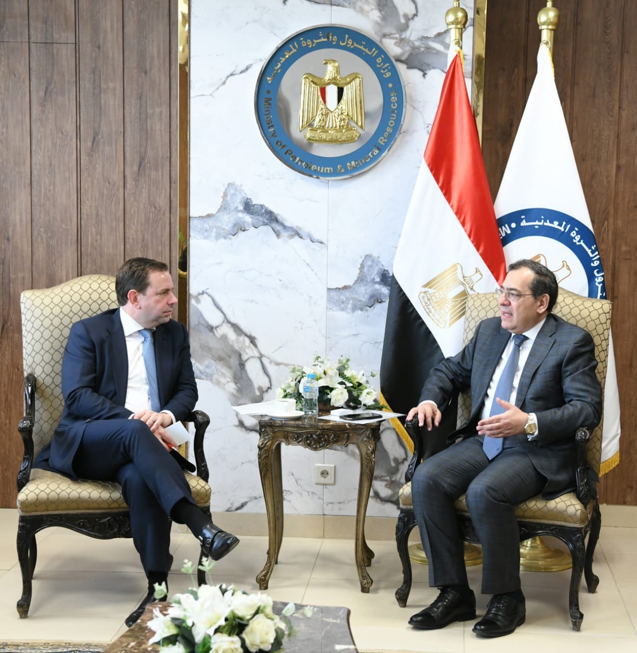 وزير البترول المصري يبحث مع مسؤولي شركة شل العالمية تطوير الأنشطة والاستثمارات في مصر وزير البترول المصري يبحث مع مسؤولي شركة شل العالمية تطوير الأنشطة والاستثمارات في مصر