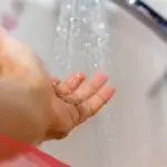 تفسير حلم الاستحمام أمام الأقارب لابن سيرين