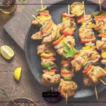 بطريقة مميزة.. خطوات عمل الشيش طاووك في المنزل مع السلطة اليونانية