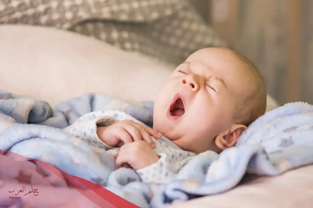 متى ينقلب الطفل على بطنه
