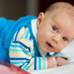 متى ينقلب الطفل على بطنه