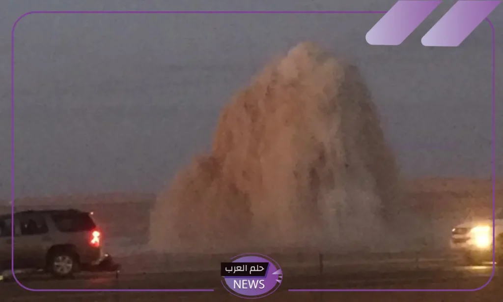 شاهد.. انفجار المياه وخروجها من باطن الأرض على طريق الرياض القصيم