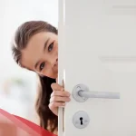 لماذا ينظر لي ولا يكلمني