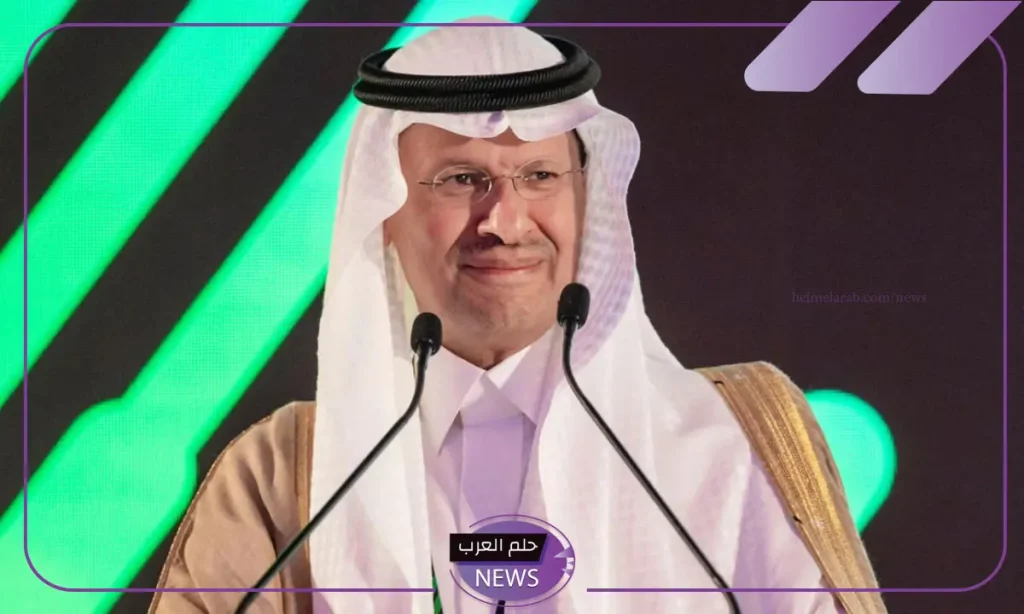 وزير الطاقة.. تقديم التهنئة لموظفة في ملتقى توطين قطاع الطاقة وزير الطاقة.. تقديم التهنئة لموظفة في ملتقى توطين قطاع الطاقة