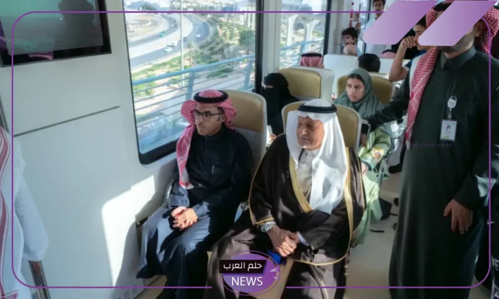 خلال رحلته لمطار الملك خالد.. الأمير تركي الفيصل يستقل قطار الرياض