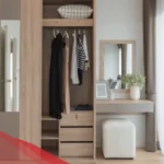 خزانة المرأة العصرية: حيث تتكامل الأناقة مع الراحة لتجربة تسوق لا مثيل لها.