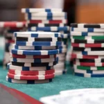 الكازينو المباشر أون لاين: التجربة، الألعاب، والتفاعل مع الموزعين